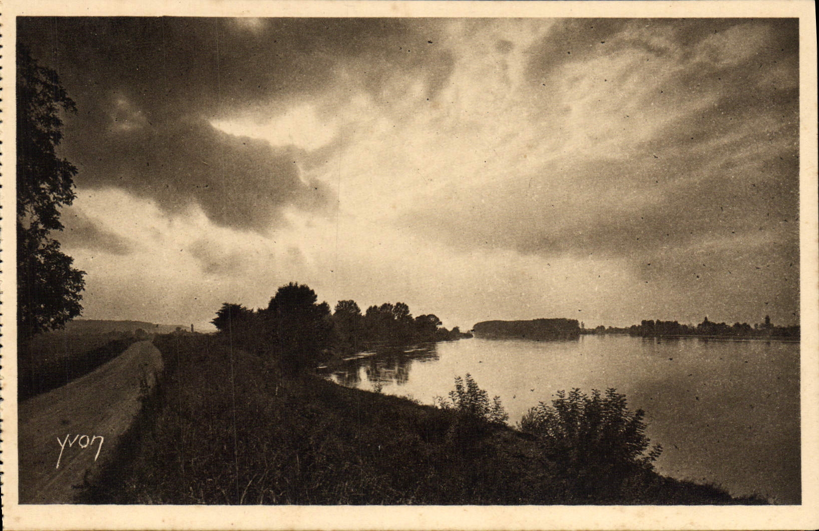 VINTAGE POSTCARD Loire ch4ateau Seen from Of the Road De Langeais has Worn