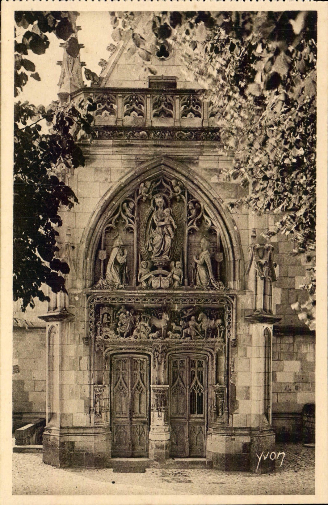 VINTAGE POSTCARD Castle D' Amboise Carries Vault St Hubert