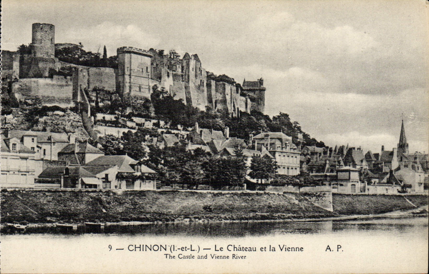 POSTAL Chinon de la VENDIMIA el castillo y la Viena