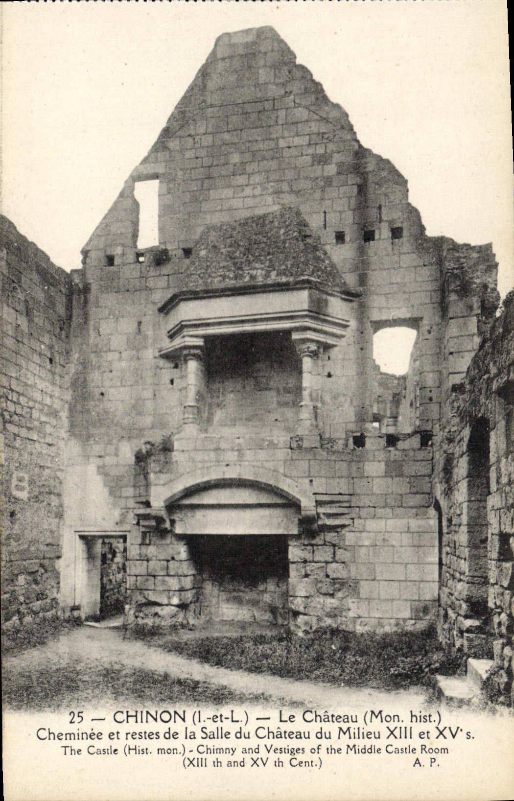 POSTAL Chinon de la VENDIMIA la chimenea del castillo y los restos del cuarto del castillo