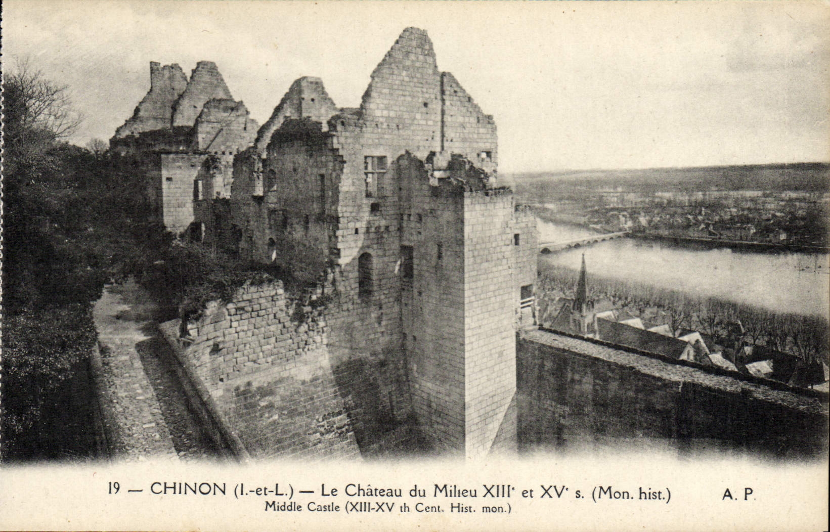 POSTAL Chinon de la VENDIMIA el castillo del medio