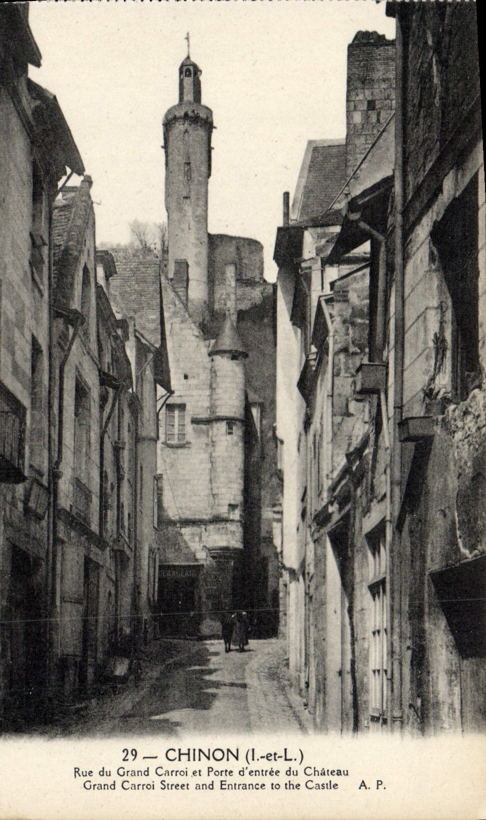 Calle de Chinon de la POSTAL de la VENDIMIA de Carroi grande y puerta principal del castillo