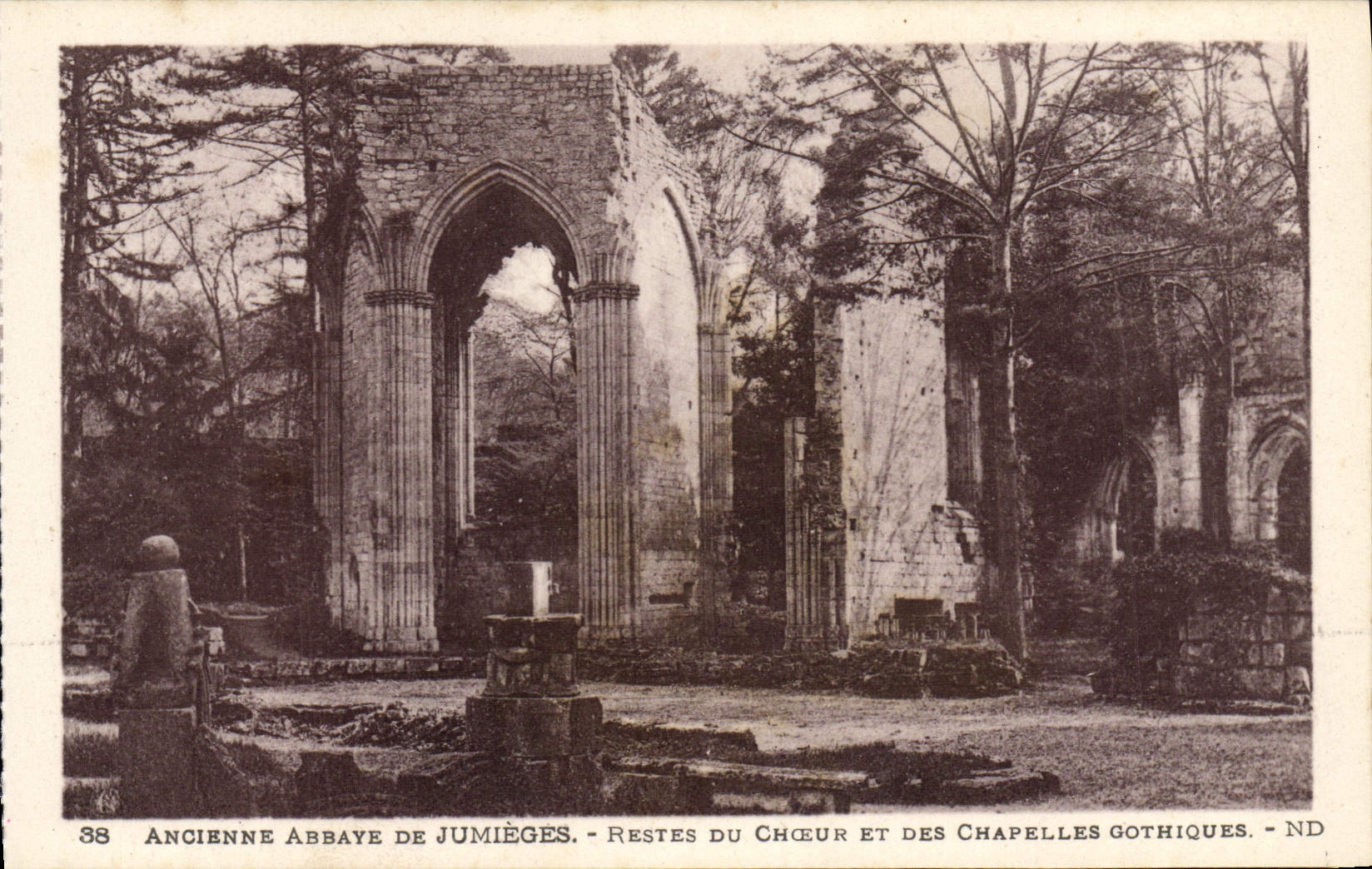 CPA Ancienne Abbaye De Jumieges Restes du choeur et des chapelles gothiques