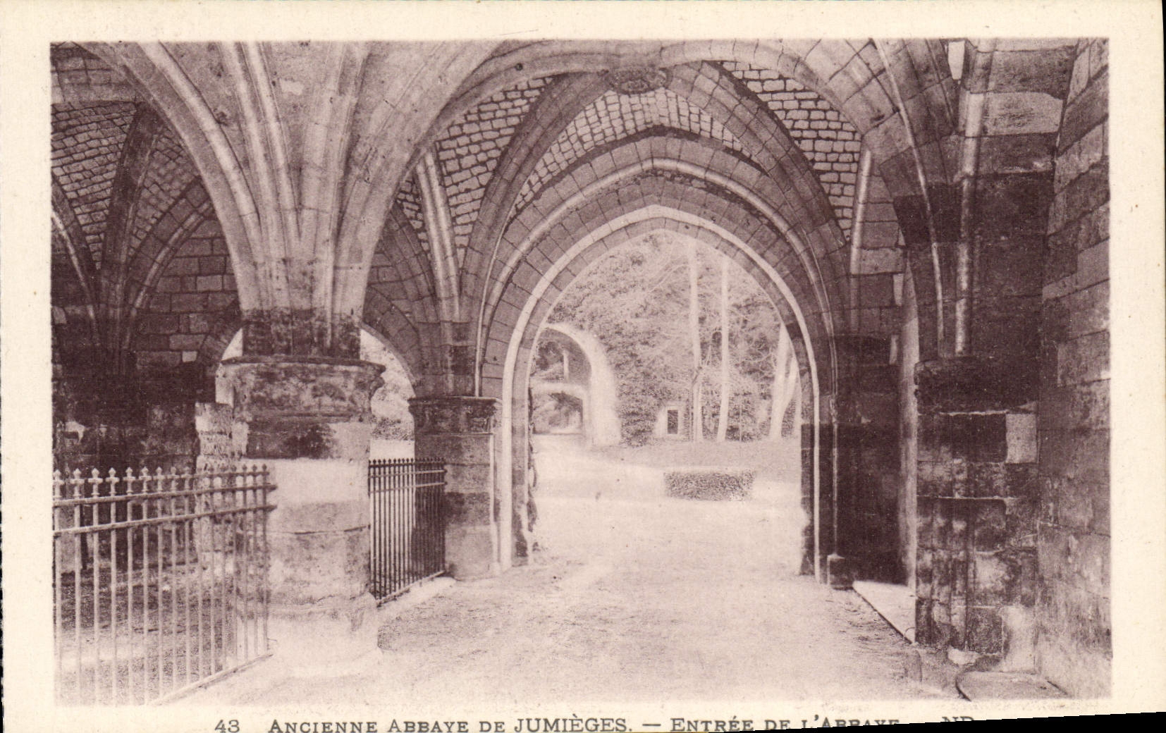 CPA Ancienne Abbaye De Jumieges Entree de l'abbaye