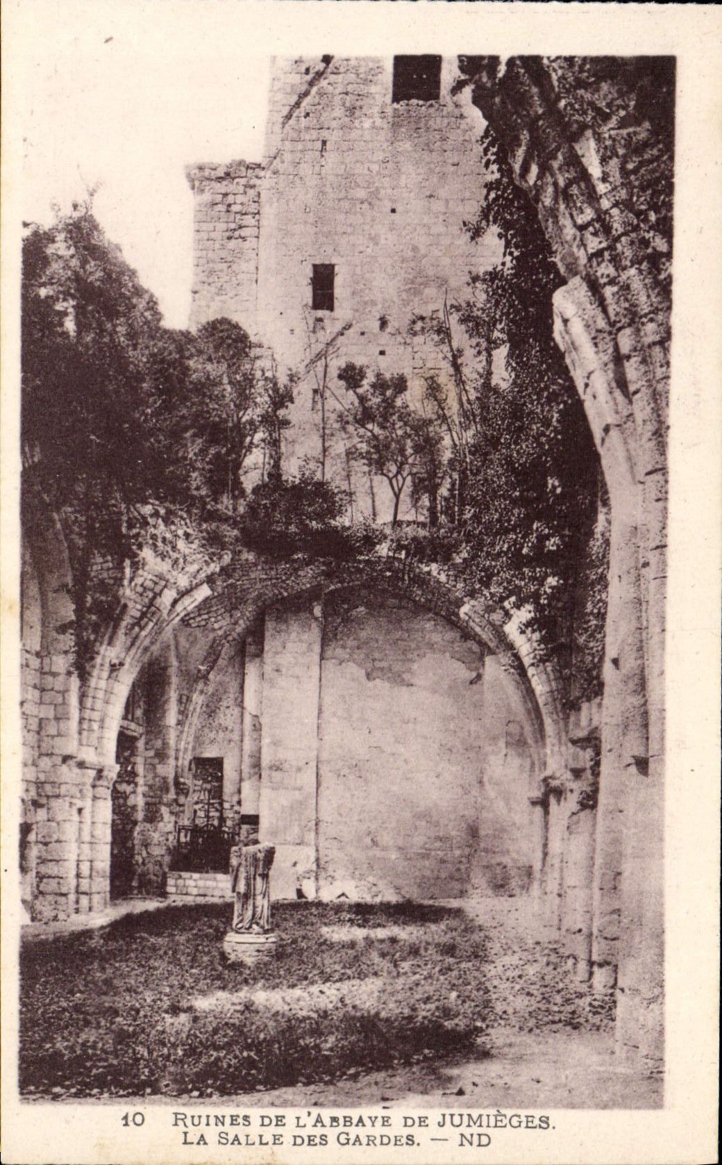 CPA Ancienne Abbaye De Jumieges La salle des gardes