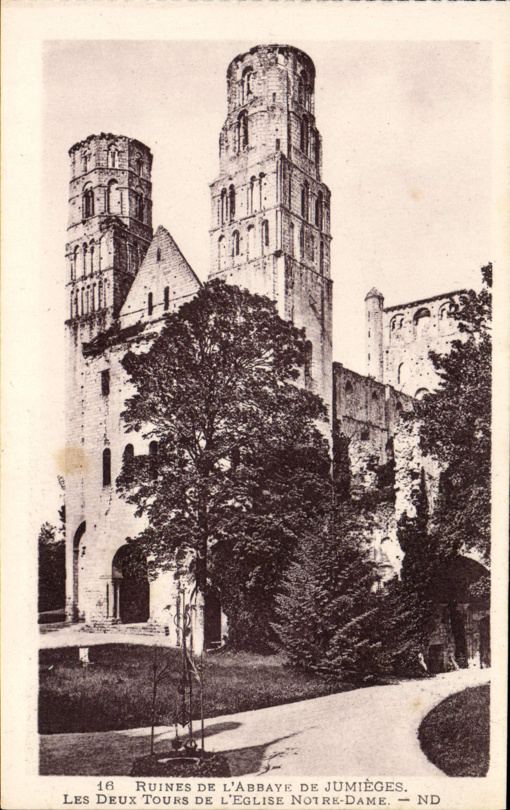 CPA Ancienne Abbaye De Jumieges Les deux tours de l'eglise Notre Dame