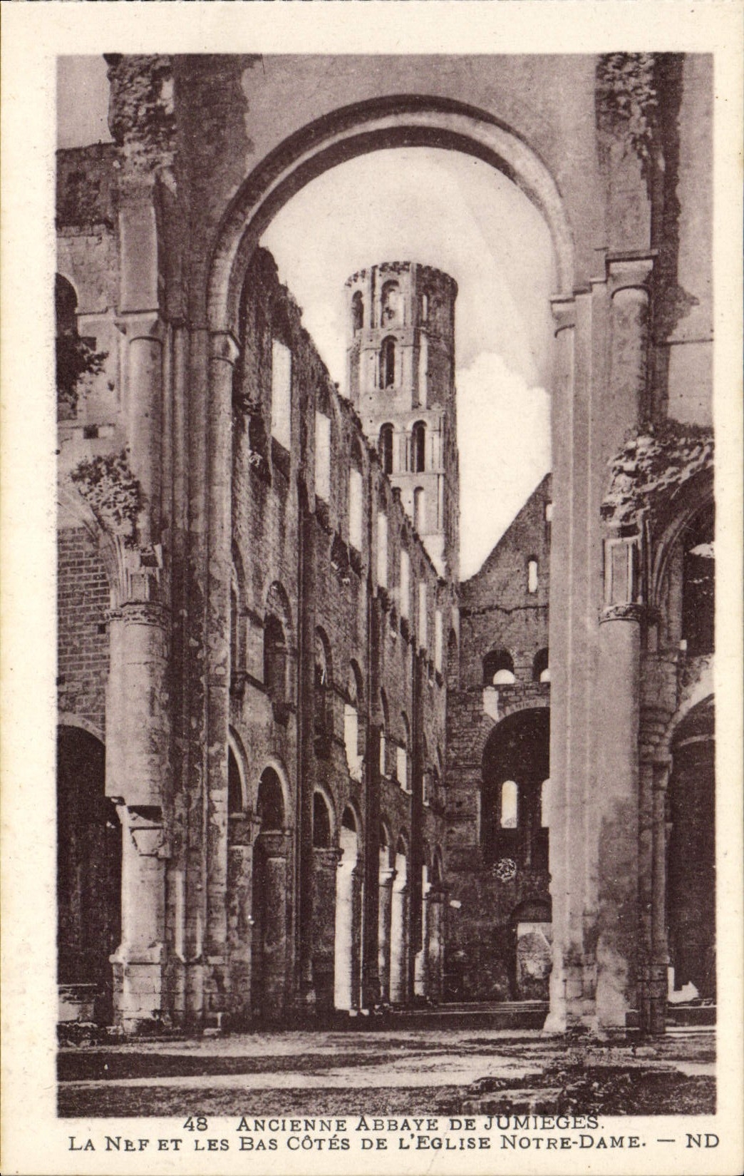 CPA Ancienne Abbaye De Jumieges La nef et les bas cotes de l'eglise Notre Dame