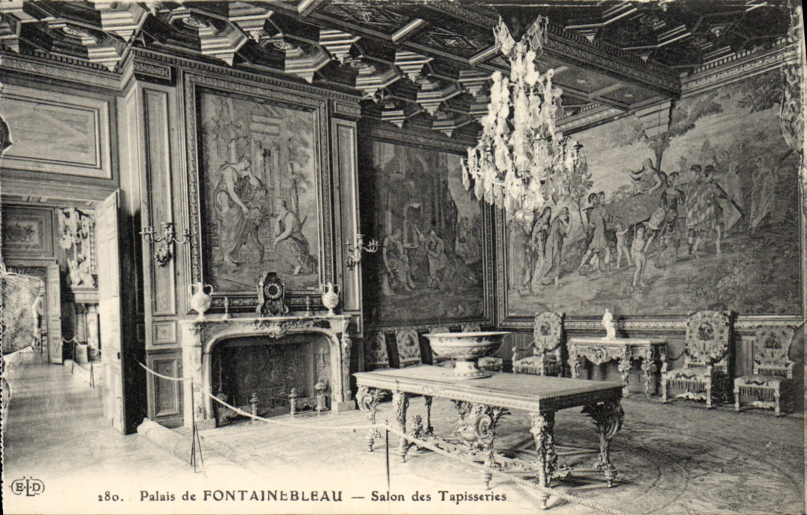 VINTAGE POSTCARD Palate De Fontainebleau Living room of the Tapestries