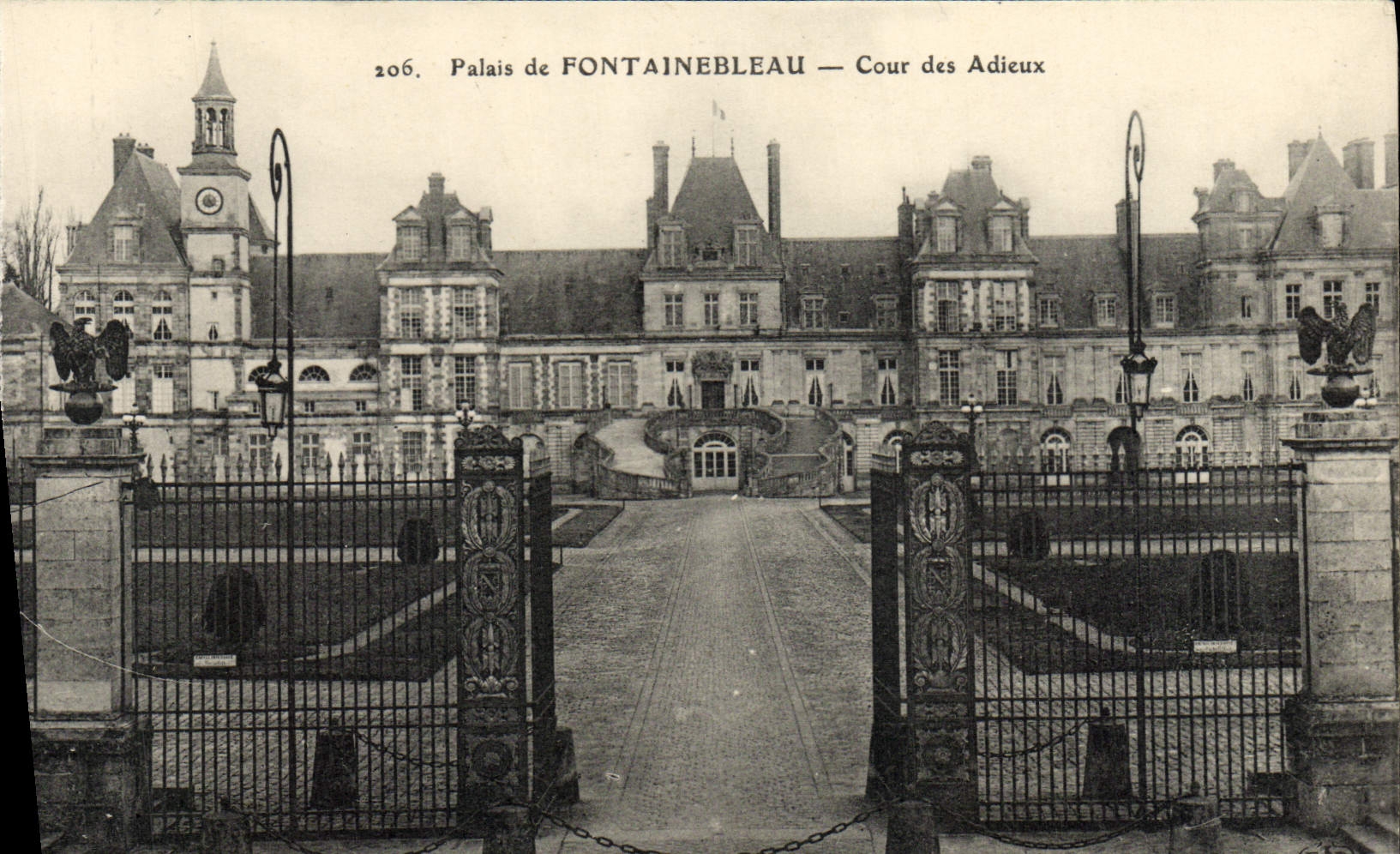 CPA Palais De Fontainebleau Cour Des Adieux