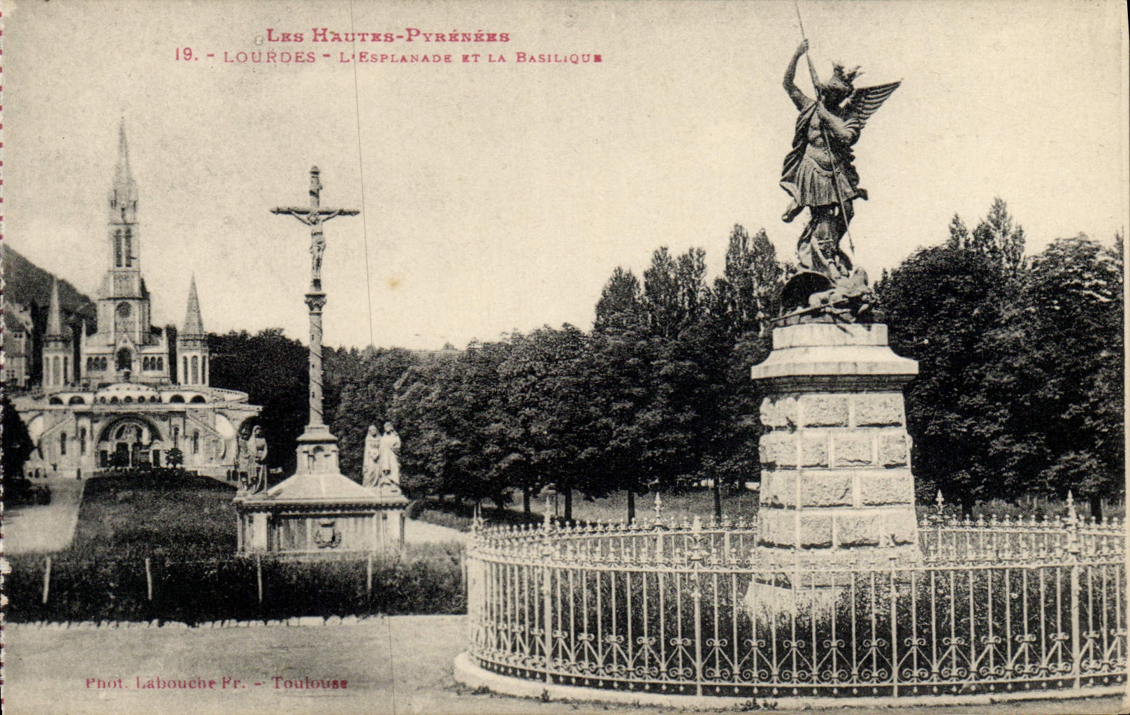 POSTAL de la VENDIMIA pesada la explanada y la basílica