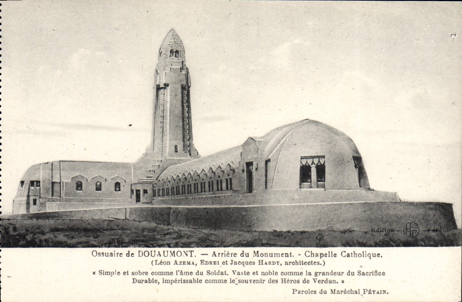 CPA Ossuaire De Douaumont Arriere Du Monument Chapelle catholique Militaria