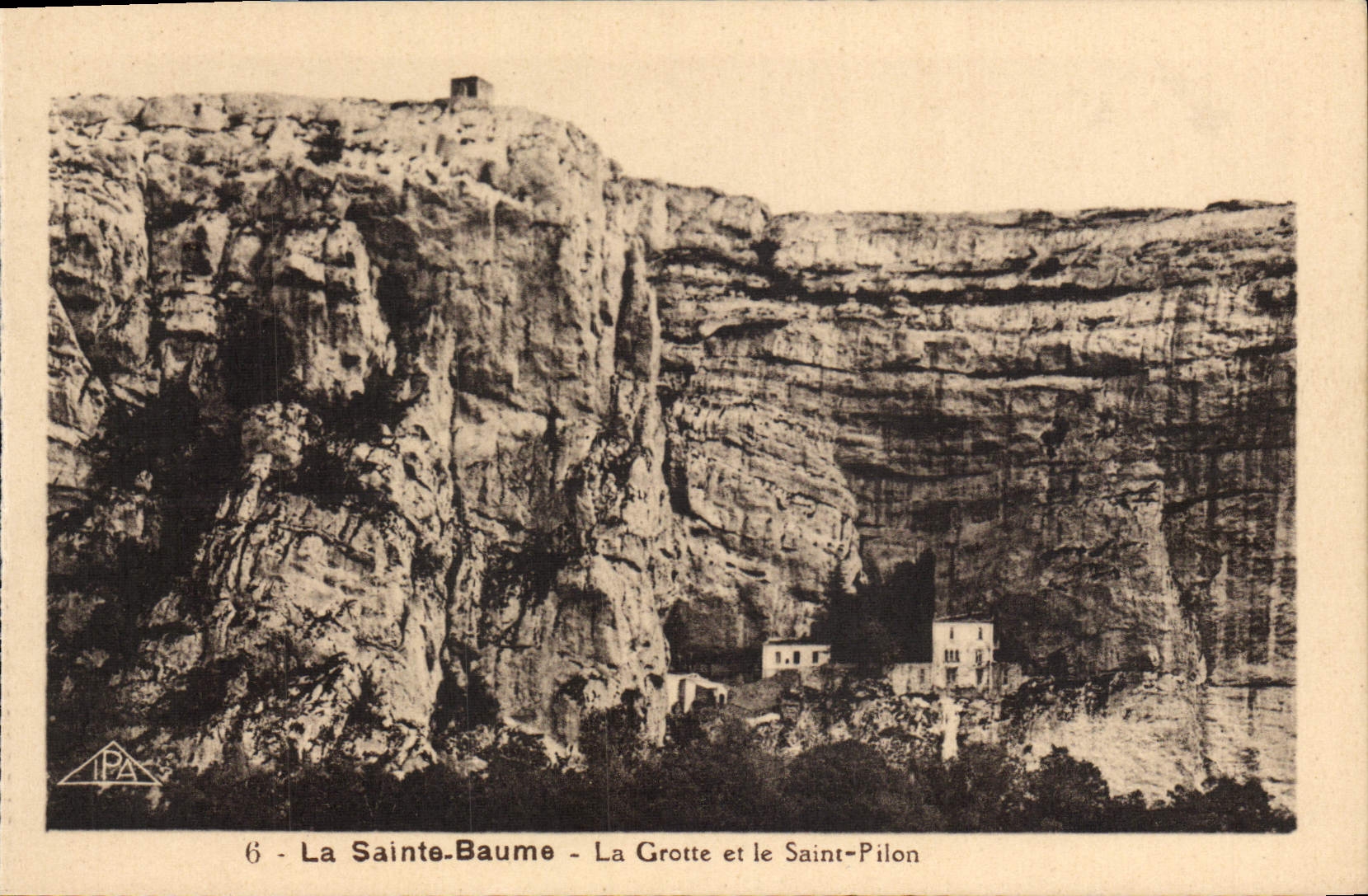 CPA La Sainte Baume La Grotte Et Le Saint Pilon