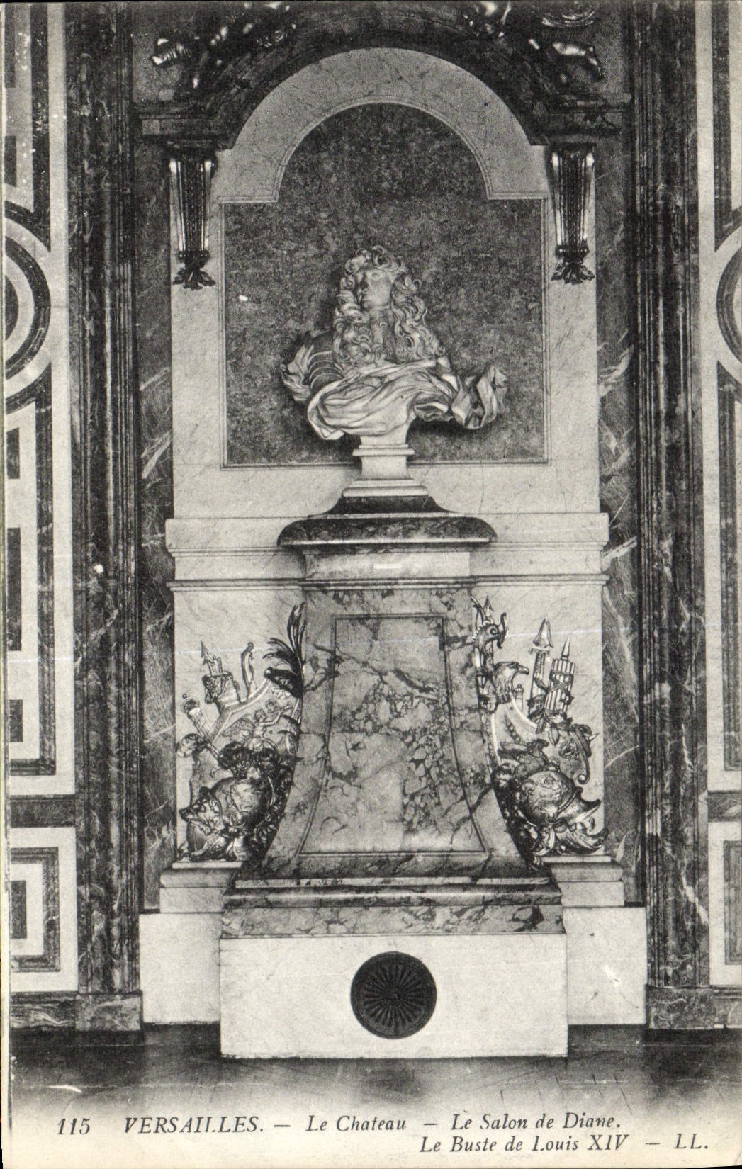 CPA Versailles Le Chateau Le salon de Diane Le buste de Louis XIV