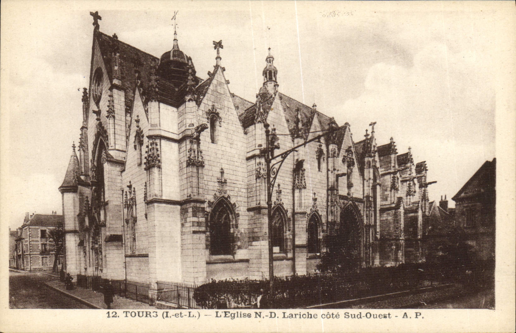 VINTAGE POSTCARD Tours the church ND Larcihe
