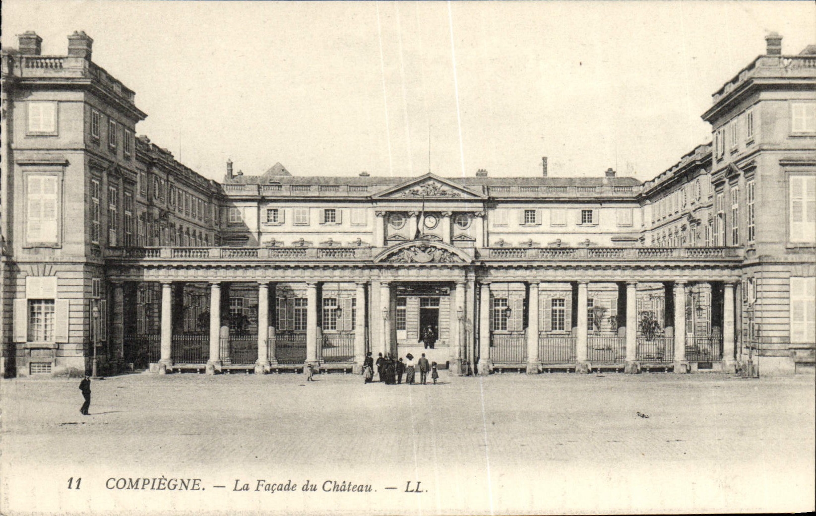 CPA Compiegne La Facade Du Chateau