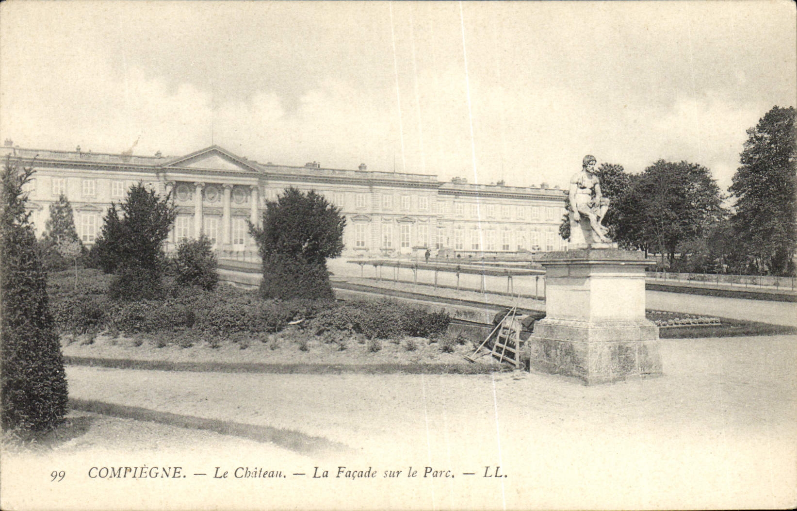 CPA Compiegne Le Chateau La Facade sur le parc
