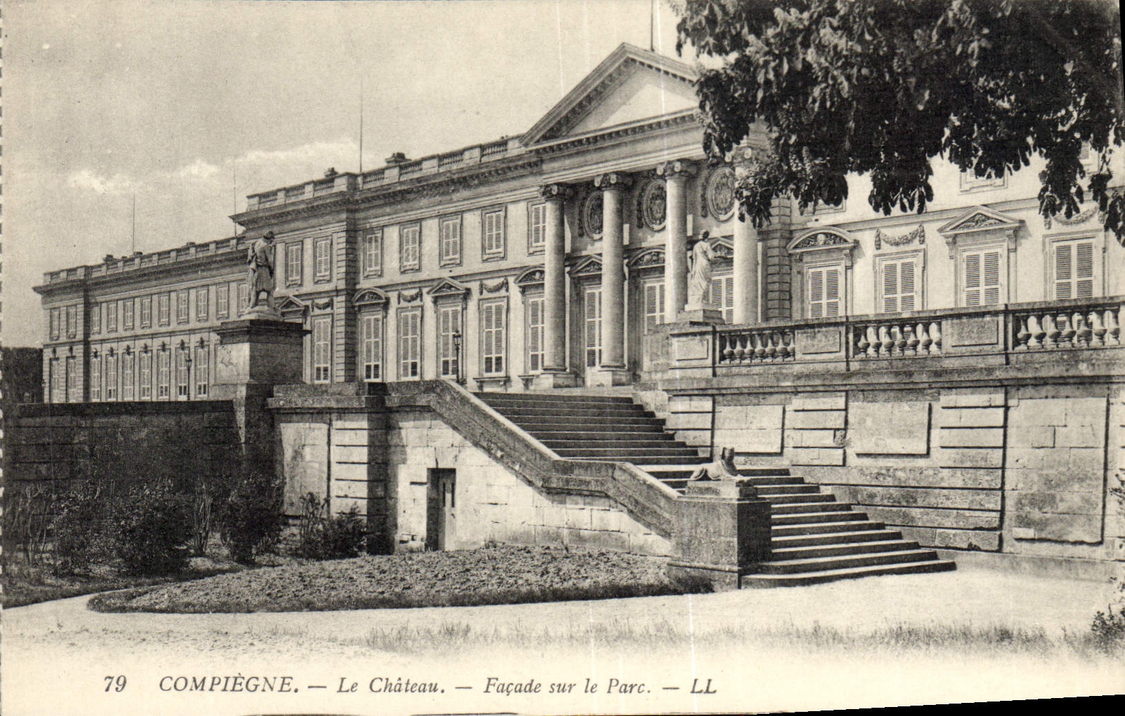 CPA Compiegne Le Chateau Facade Sur Le Parc