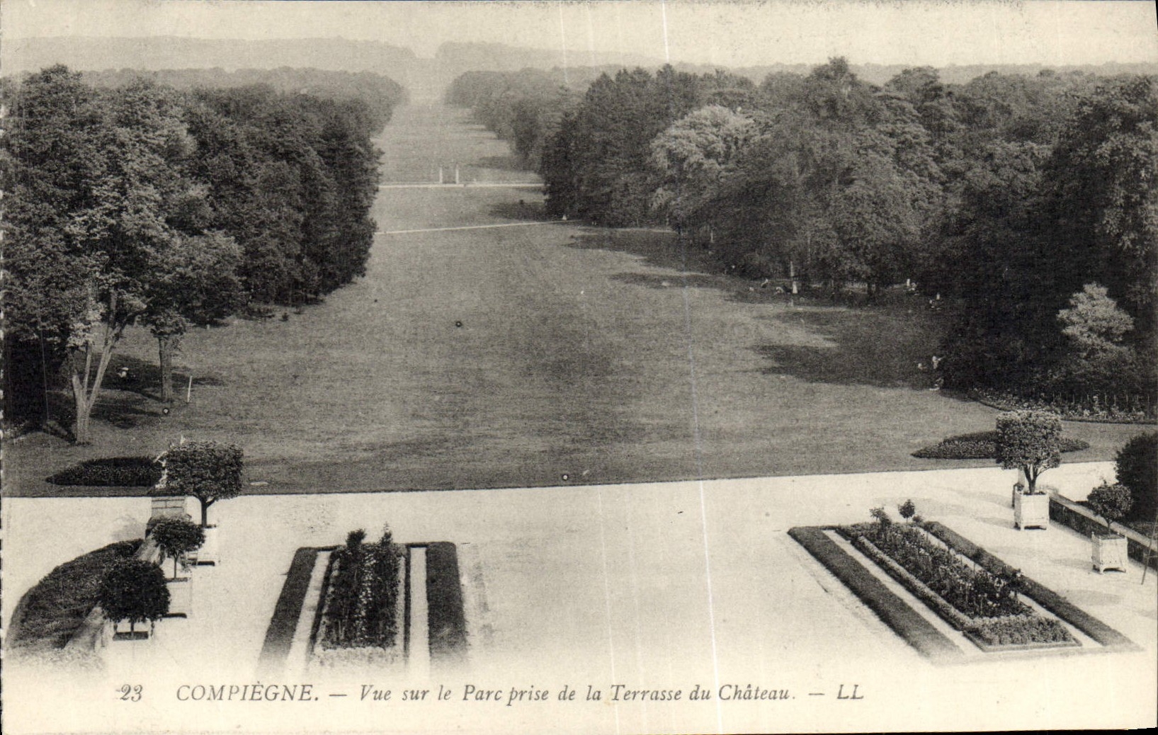 POSTAL Compiegne de la VENDIMIA visto en el parque tomado de la terraza del castillo