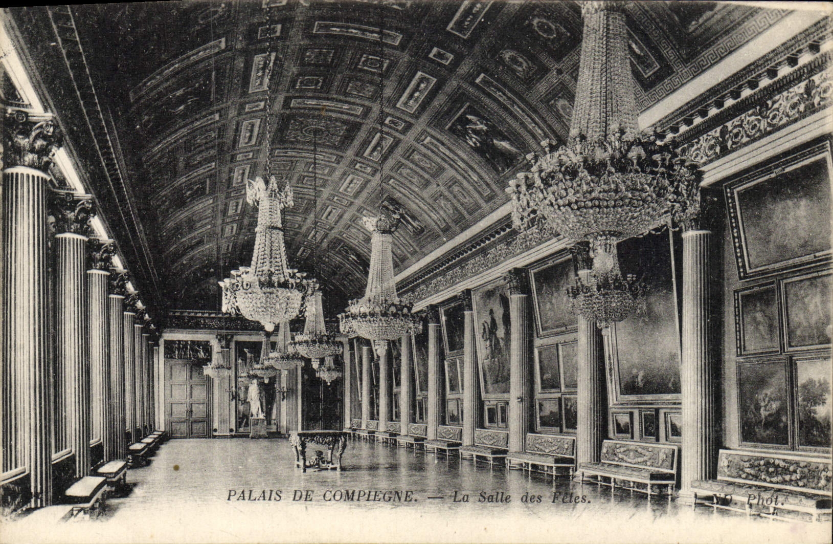 Paladar de la POSTAL de la VENDIMIA de los pasillos de la aldea de Compiegne