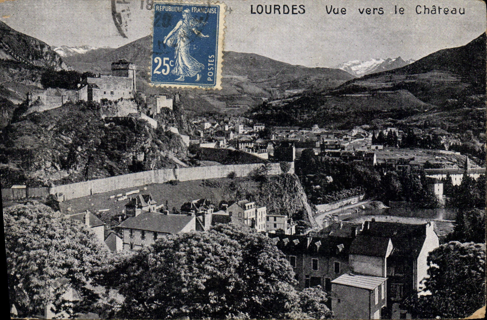 Vista pesada de la POSTAL de la VENDIMIA hacia el castillo