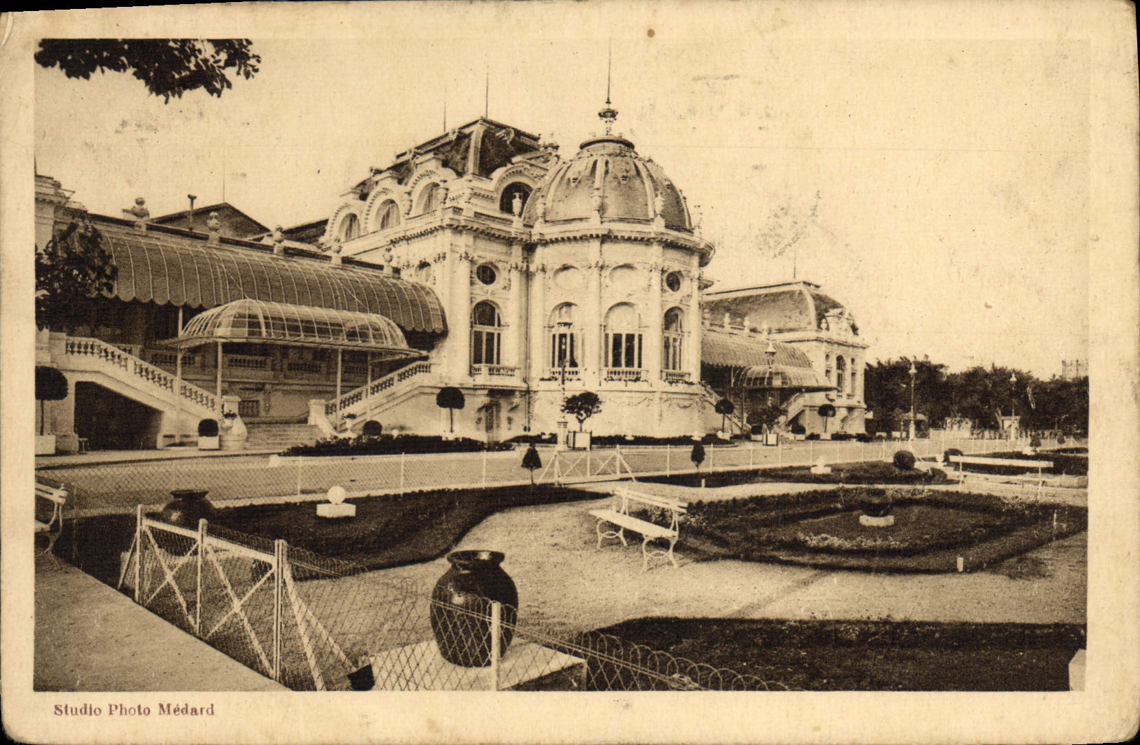 VINTAGE POSTCARD Royan the municipal casino