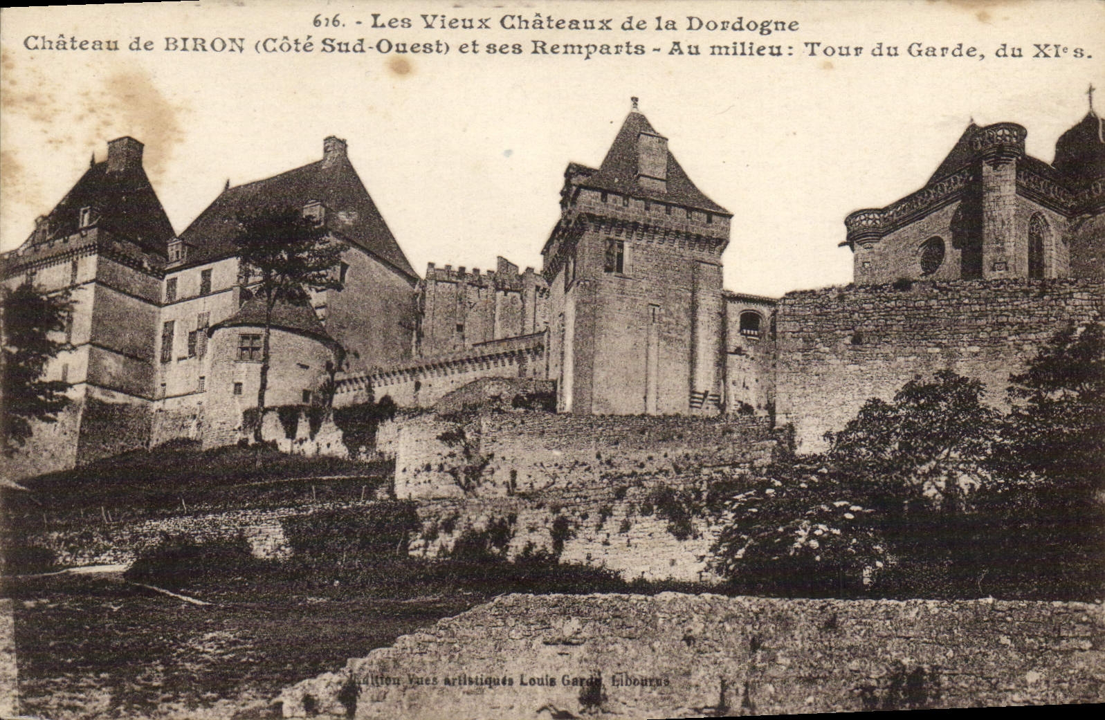 CPA Chateau De Biron Et Ses Remparts Au milieu Tour de Garde
