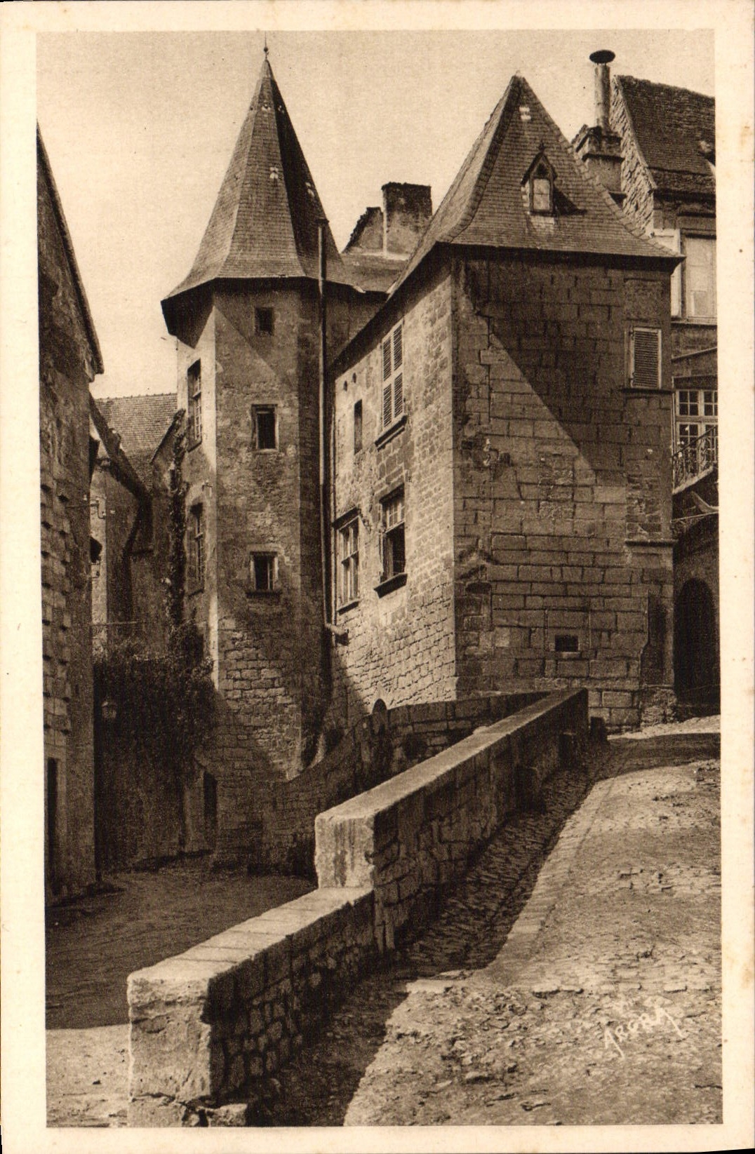VINTAGE POSTCARD Old Sarlat Hotel Of 15th