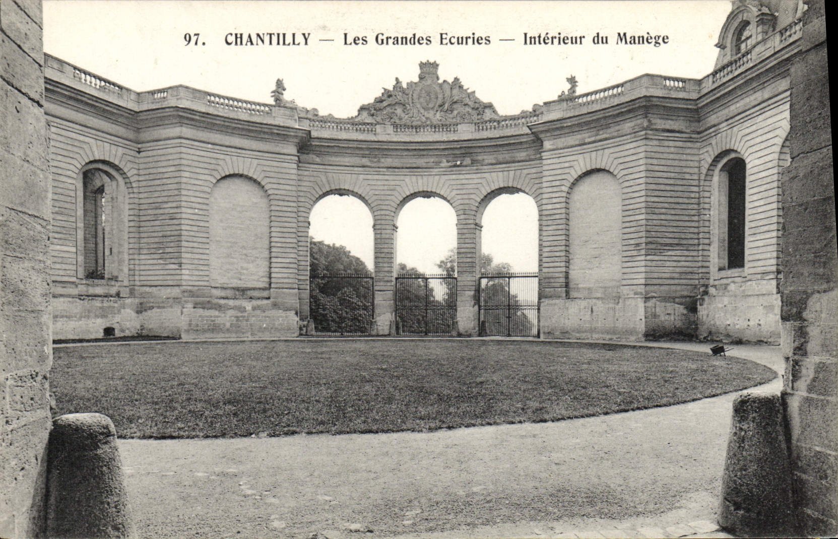 Castillo de la POSTAL de la VENDIMIA el interior grande de los establos del Caballo-engranaje