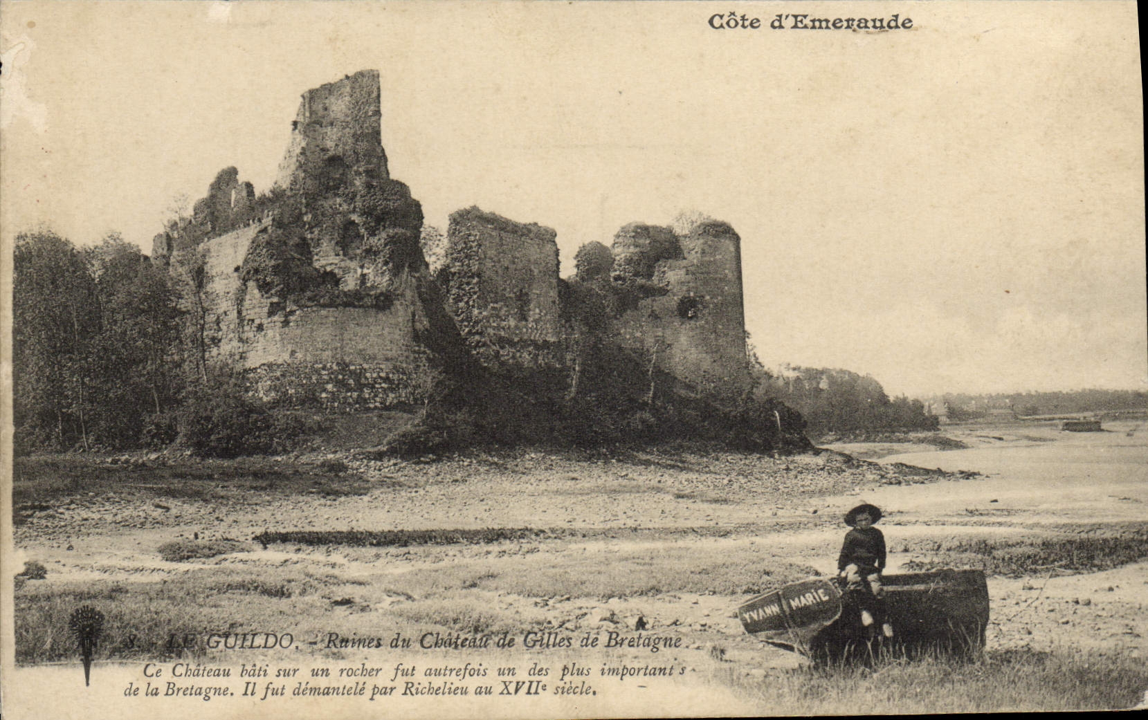 CPA Le Guildo Ruines Du Chateau De Gilles De Bretagne Enfant