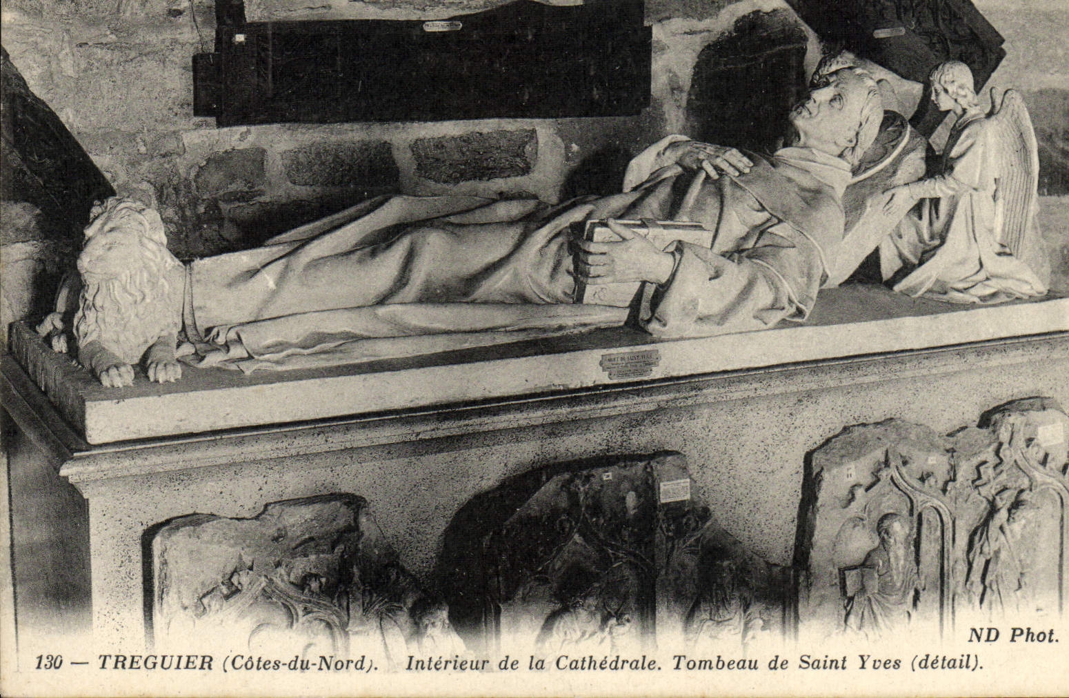 CPA Treguier Interieur De La Cathedrale Tombeau de Saint Yves