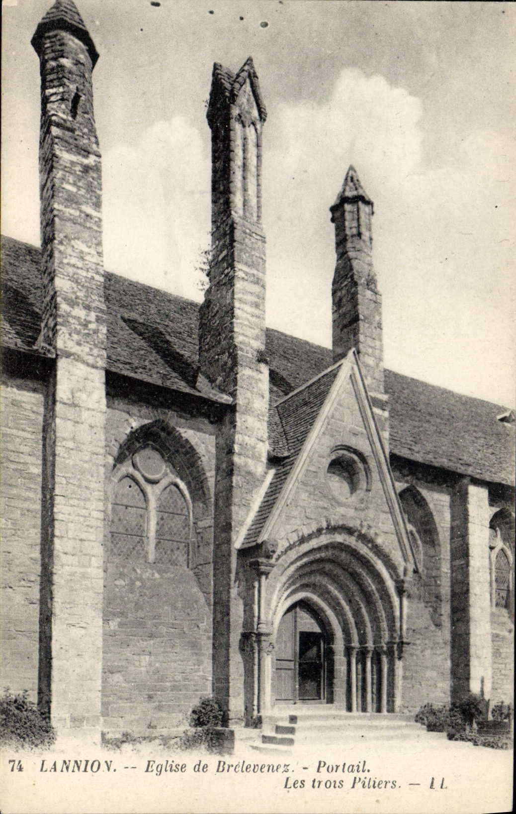 CPA Lannion Eglise De Brelevenez Portail Les trois piliers