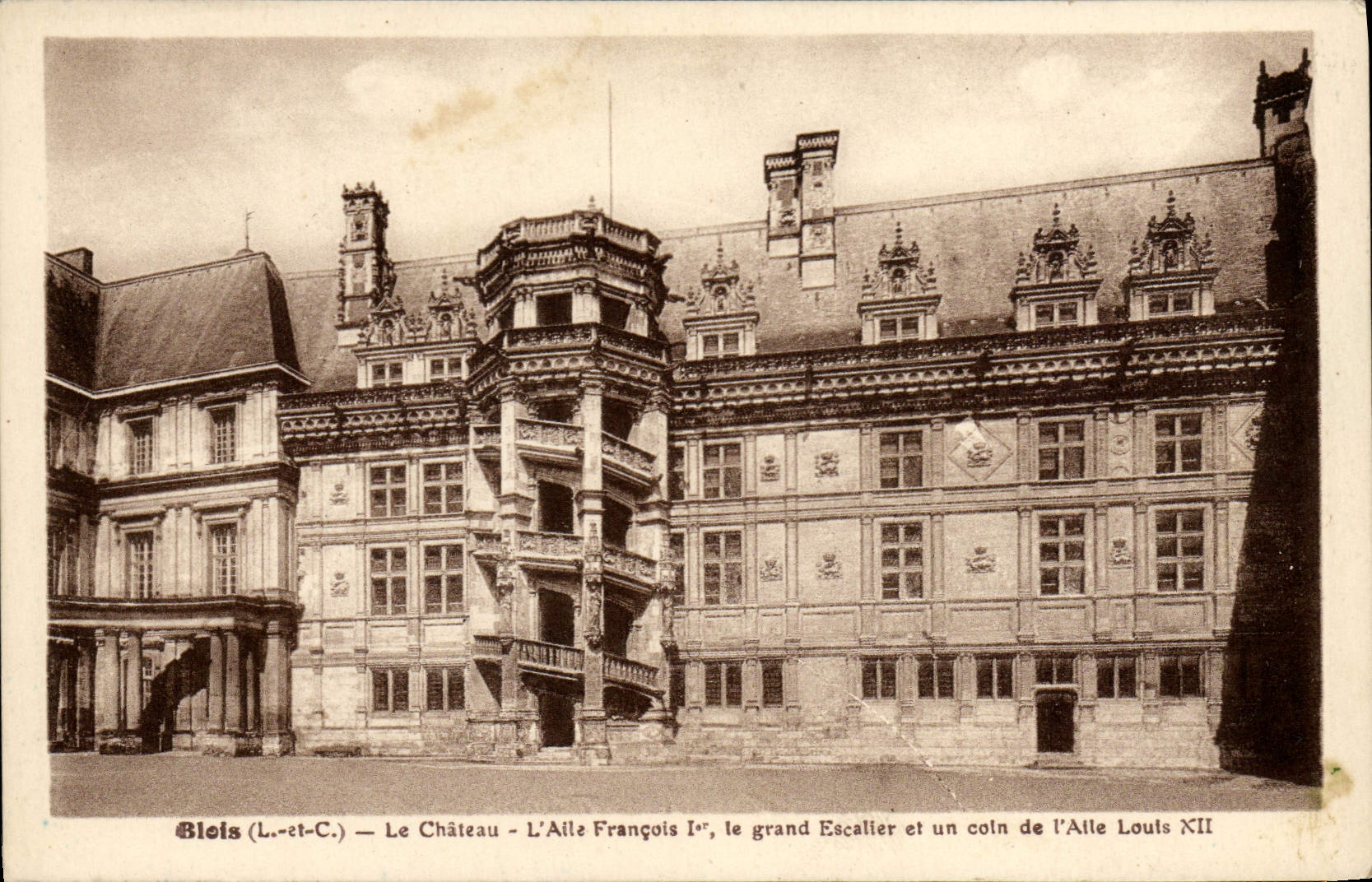 POSTAL Blois de la VENDIMIA el castillo la cerveza inglesa de François la 1ra escalera grande y una esquina del ala Louis XII