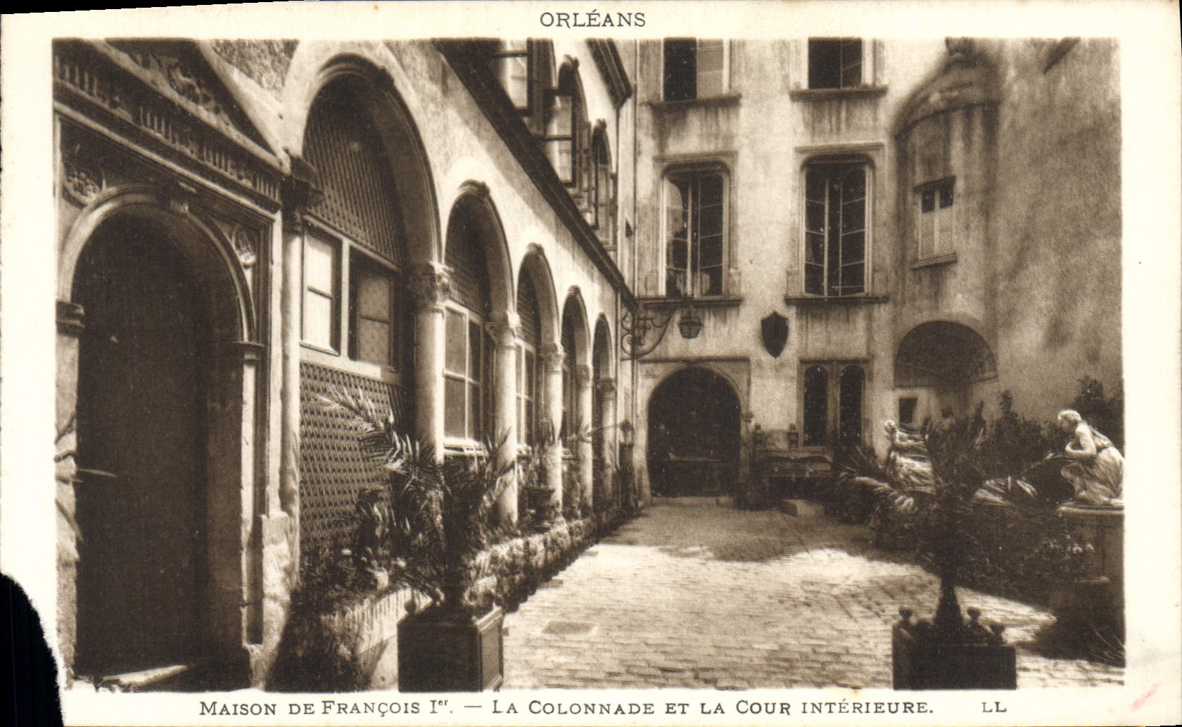 Casa de Orleans de la POSTAL de la VENDIMIA de François la 1ra columnata y la corte interior