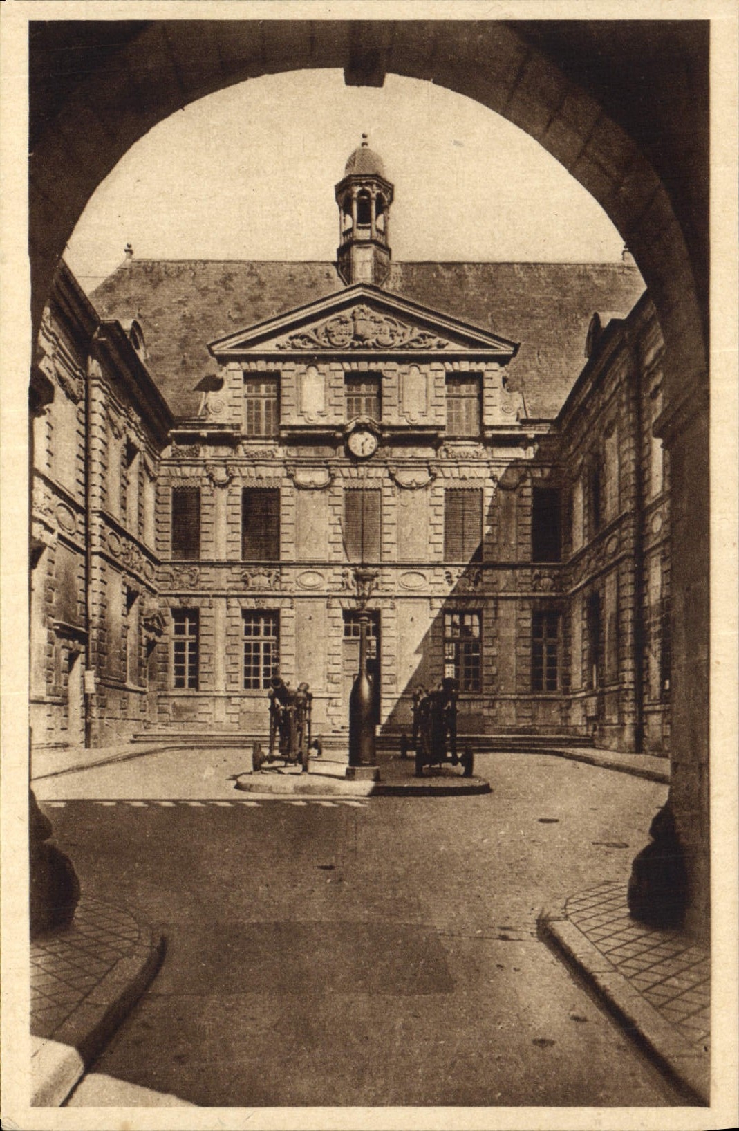 VINTAGE POSTCARD Verdun Main courtyard Of the Town hall