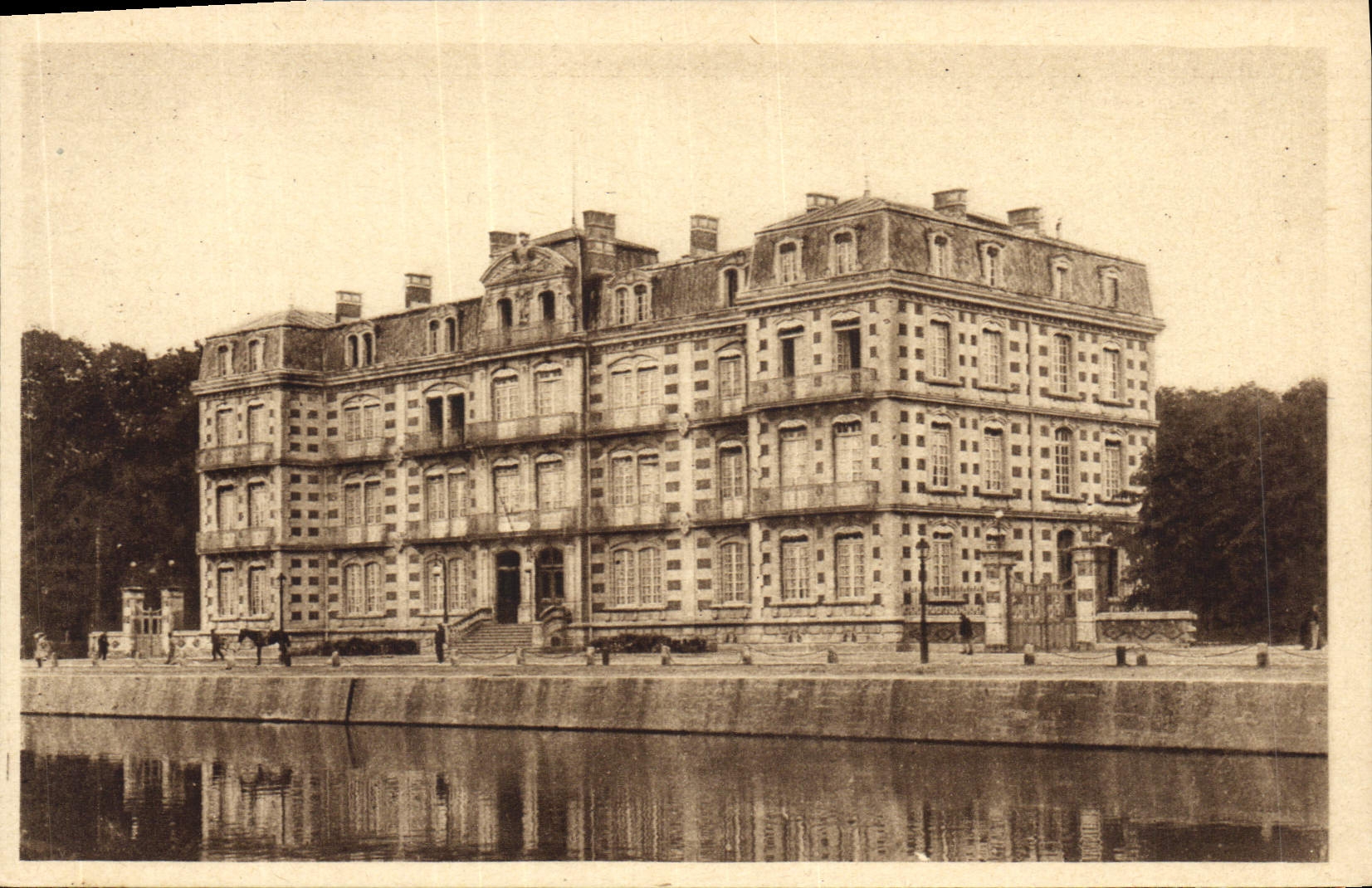 VINTAGE POSTCARD Verdun the Military Circle Militaria