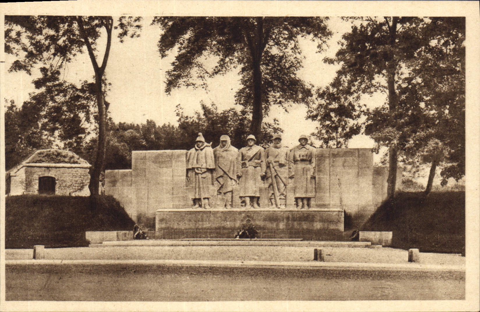 VINTAGE POSTCARD Verdun War memorial Militaria