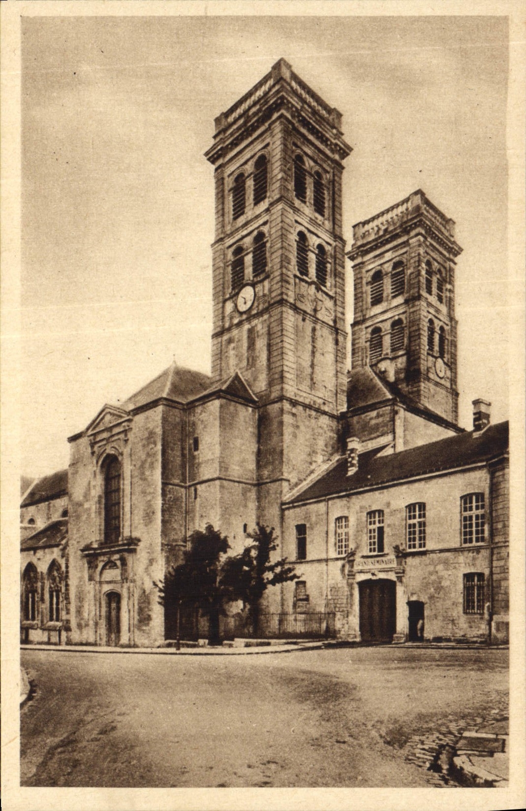 VINTAGE POSTCARD Verdun the Cathedral