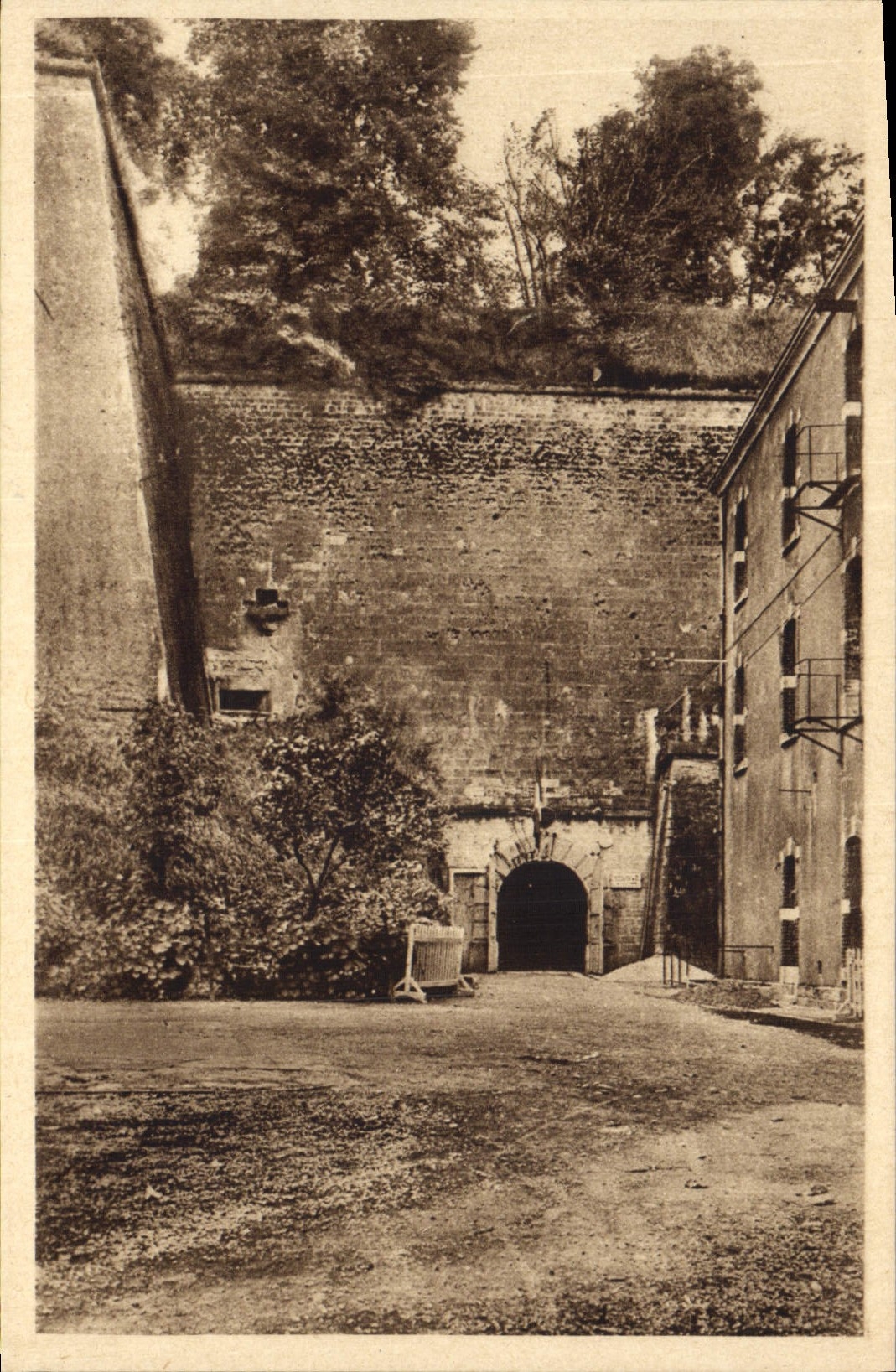 VINTAGE POSTCARD Verdun Entered Of a Gallery Of the Citadel