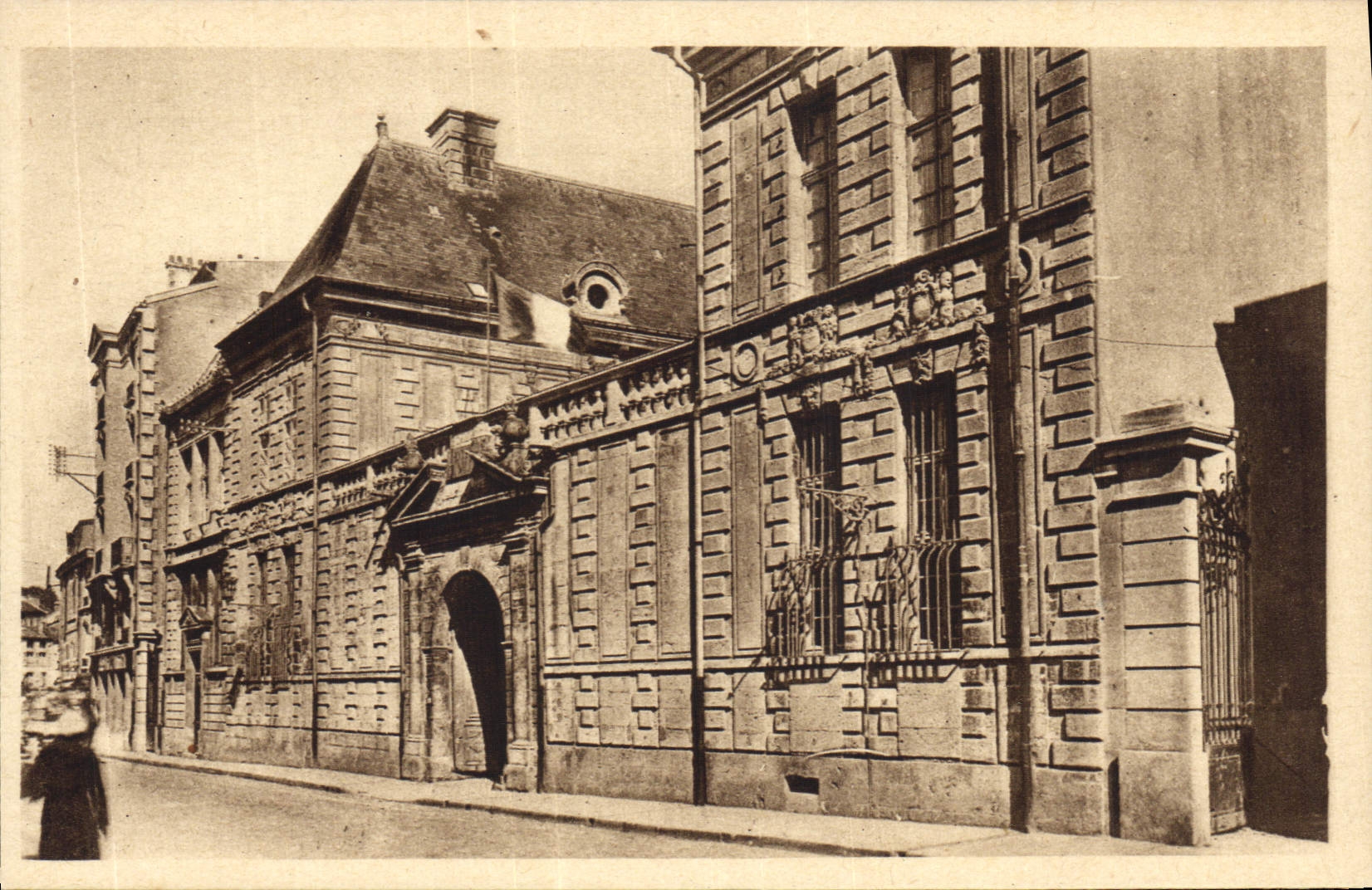 VINTAGE POSTCARD Verdun the Town hall