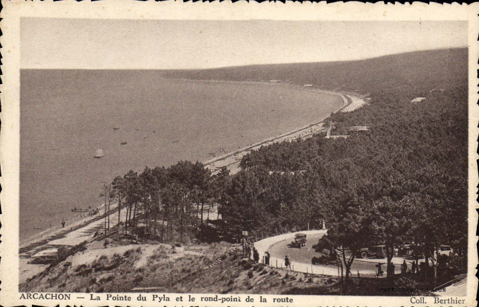CPA Arcachon La Pointe Du Pyla Et Le Rond Point De La route