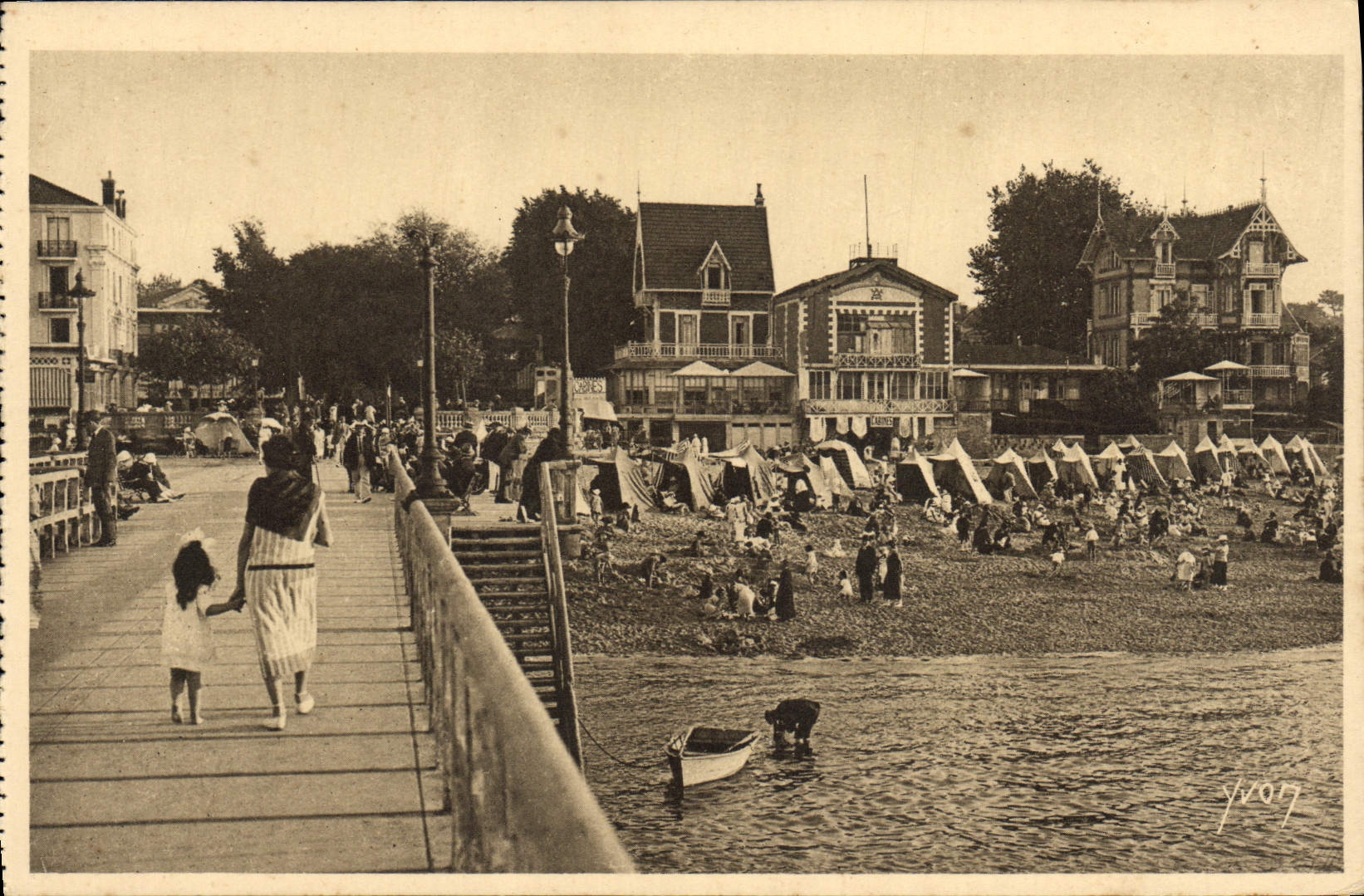 Los encantos de la POSTAL de la VENDIMIA de la dimensión del mar del dinero y perforan una esquina de la playa de Arcachon