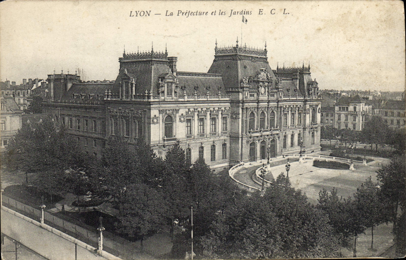 CPA Lyon La Prefecture Et Les Jardins