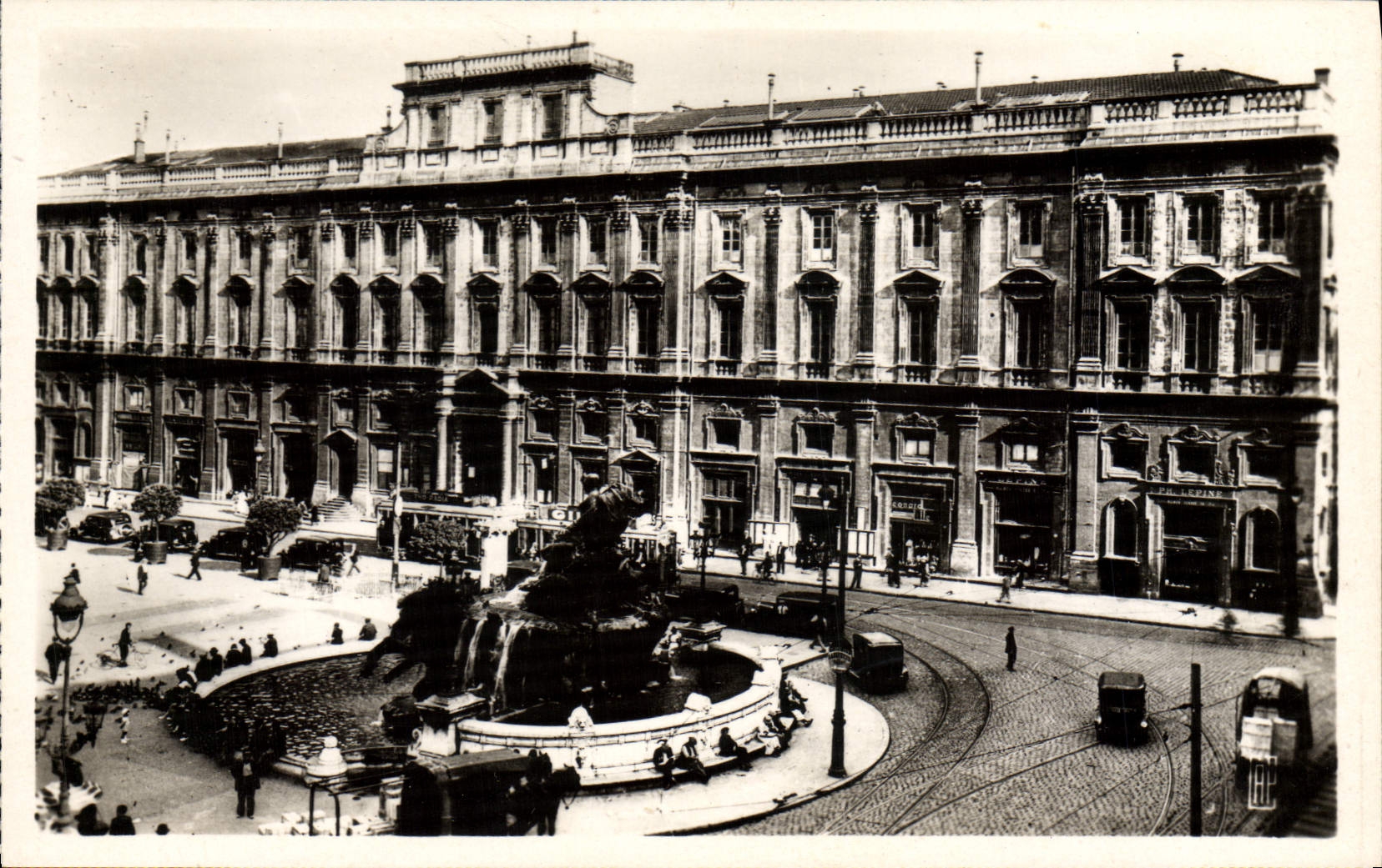 CPM Lyon La Place des Terreaux Et Le Palais Des Arts