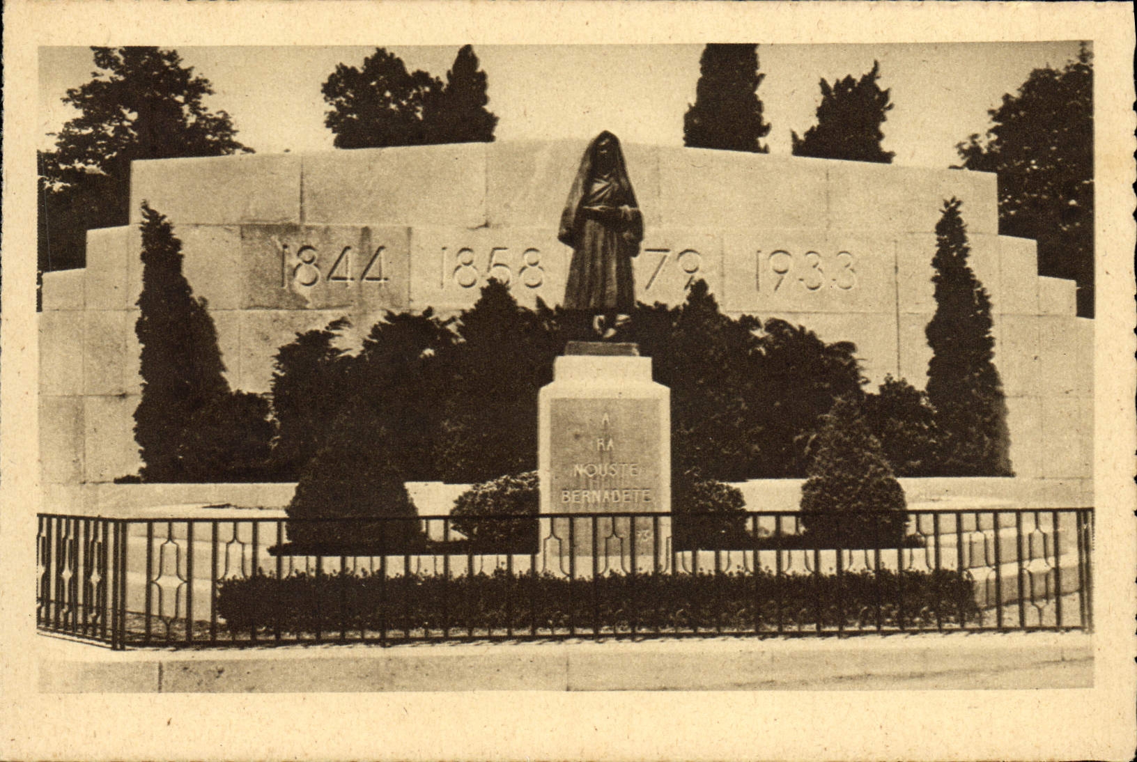 Monumento pesado Sainte Bernadette de la POSTAL de la VENDIMIA