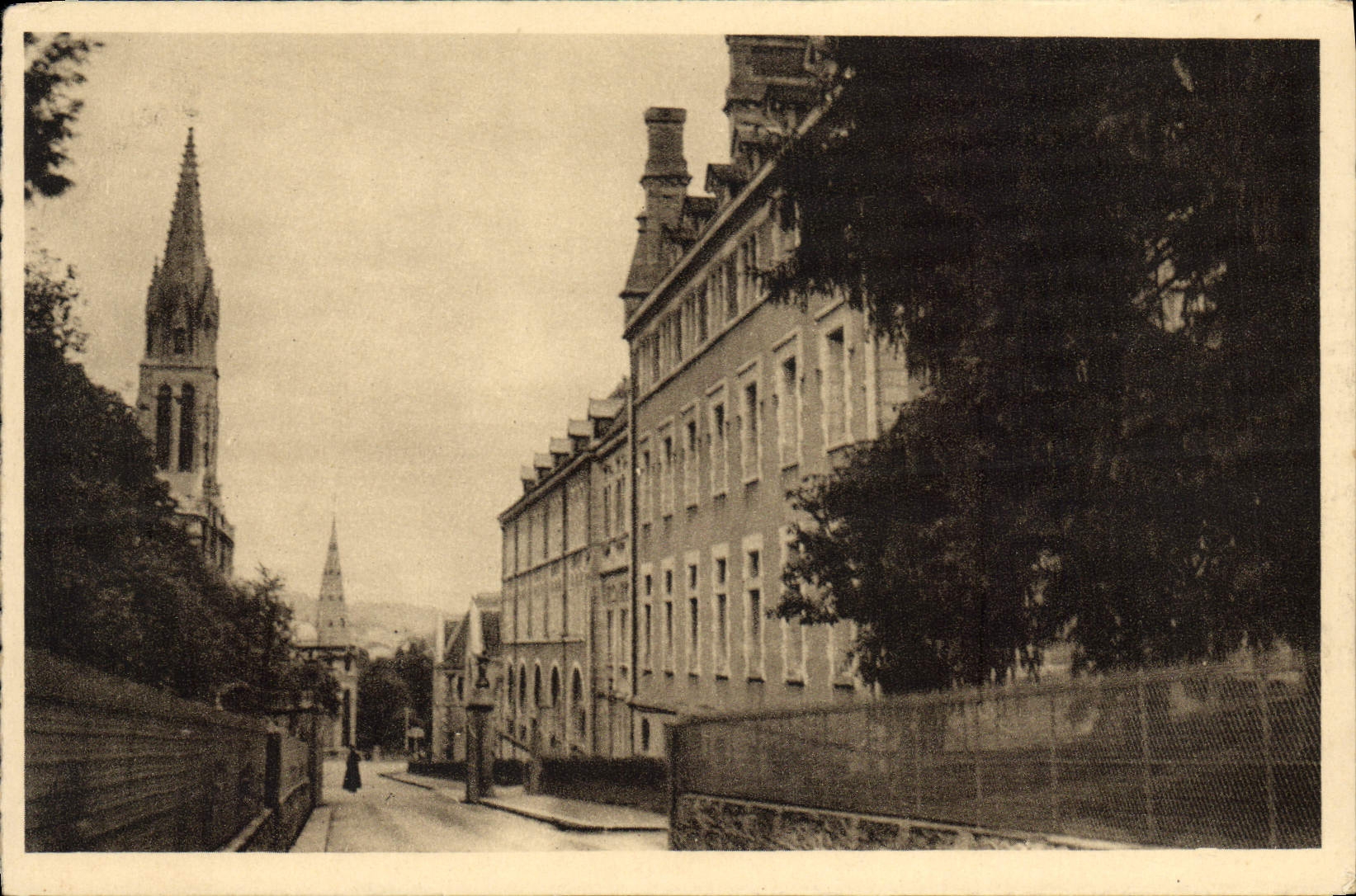POSTAL de la VENDIMIA pesada la residencia de los capellanes y de las oficinas de los SEÑORES cerca de la basílica