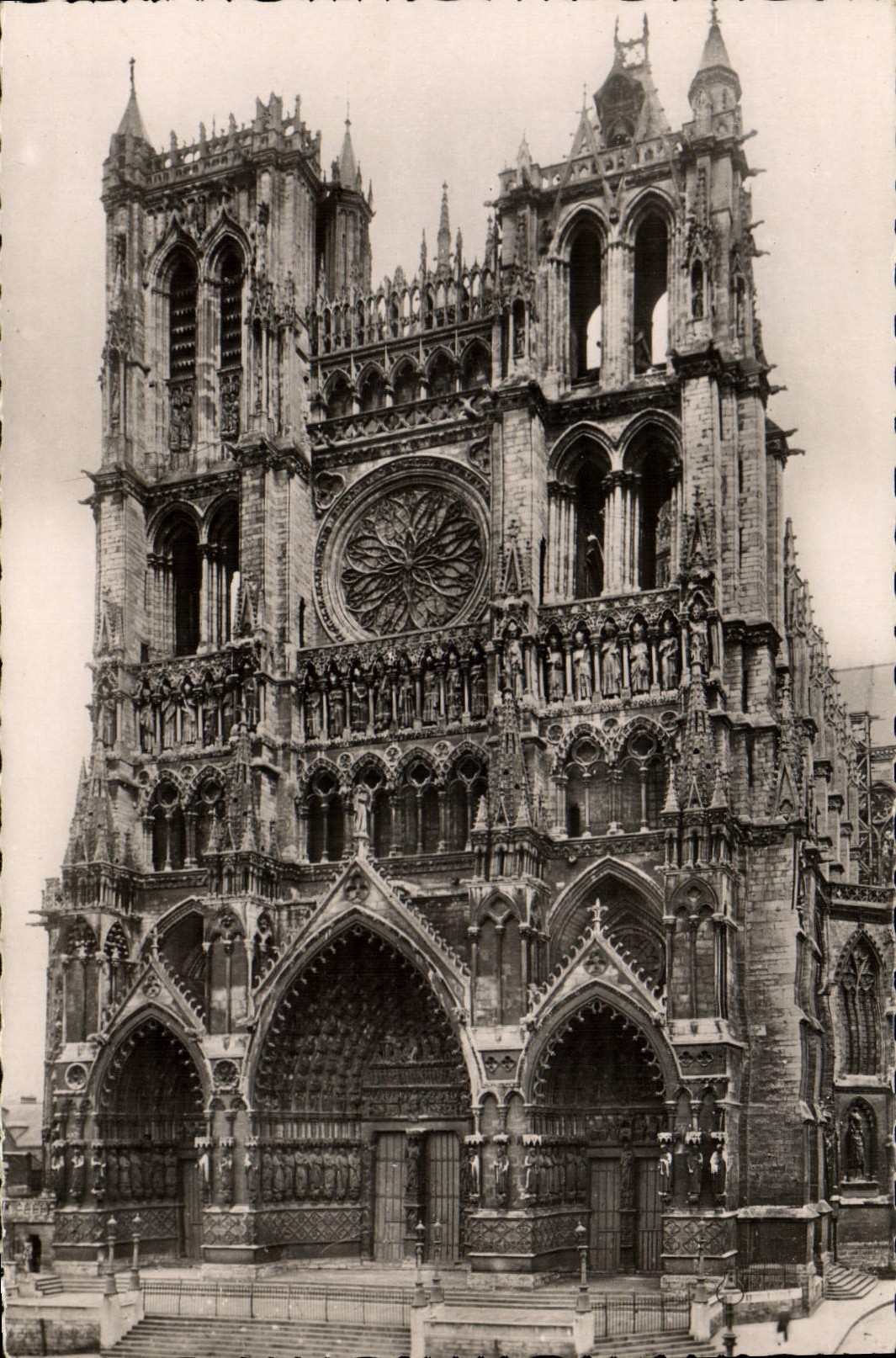MODERN CARD Amiens the Cathedral