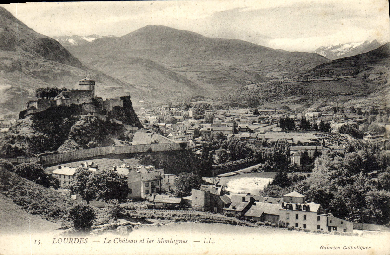 POSTAL de la VENDIMIA pesada el castillo y las montañas