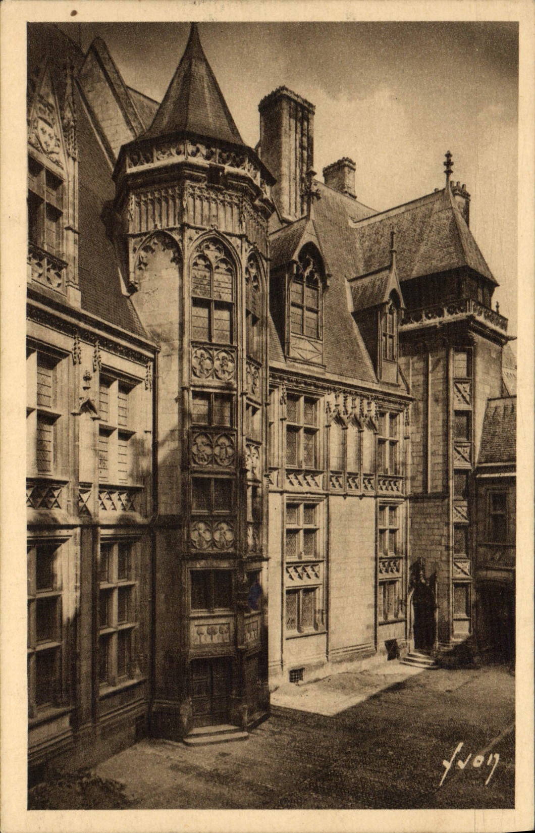 VINTAGE POSTCARD Bourges Hotel Of Jacques Heart Court