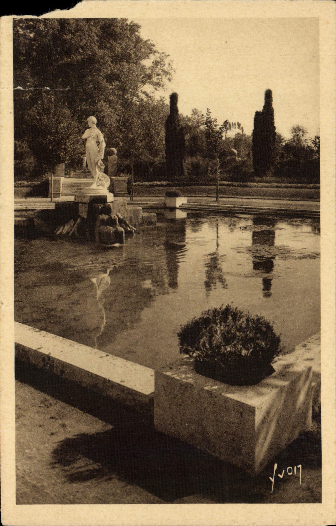 Jardín de Bourges de la POSTAL de la VENDIMIA del lavabo cercano de Fichaux de Diane