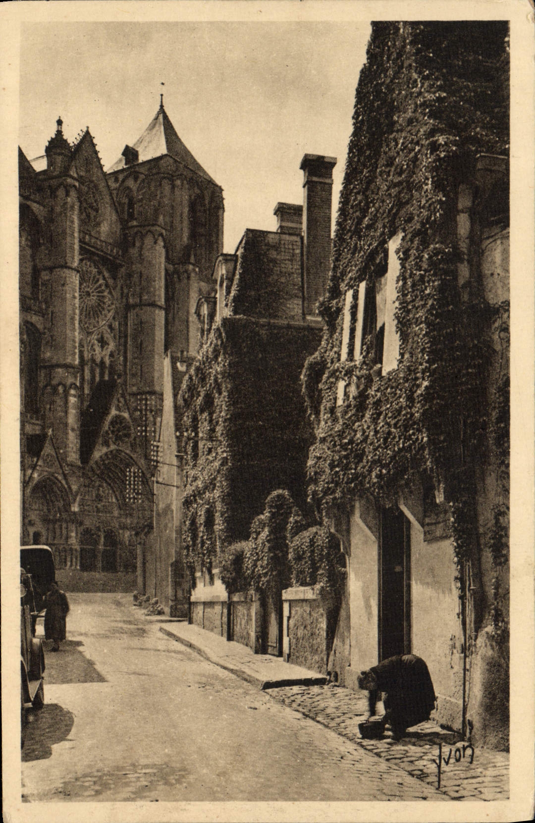 Calle de la mujer mayor de Bourges de la POSTAL de la VENDIMIA en el contenido la catedral